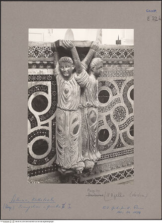 Vorderseite von Deutsches Archäologisches Institut Rom [https://www.deutsche-digitale-bibliothek.de/content/lizenzen/rv-ez/] Rechte KanzelLesepult mit den Subdiakone - Ansicht von links, bh050740_recto. Foto.