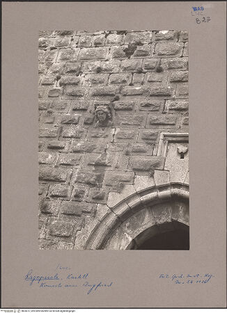 Vorderseite von Deutsches Archäologisches Institut Rom [https://www.deutsche-digitale-bibliothek.de/content/lizenzen/rv-ez/] Konsolen mit einem männlichen Satyrkopf und mit einem weiblichen Kopf - Konsole mit männlichem Kopf, bh050757_recto. Foto.