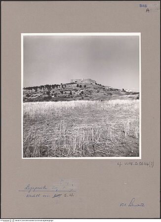 Vorderseite von Bibliotheca Hertziana [https://www.deutsche-digitale-bibliothek.de/content/lizenzen/rv-fz/] Ansicht mit Kastell von Südwesten, bh050915_recto. Foto: Schwarz, Heinrich Mathias.