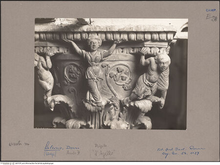 Vorderseite von Deutsches Archäologisches Institut Rom [https://www.deutsche-digitale-bibliothek.de/content/lizenzen/rv-ez/] Linke KanzelKapitell mit Tragfiguren - Östliche Seite, bh051291_recto. Foto.