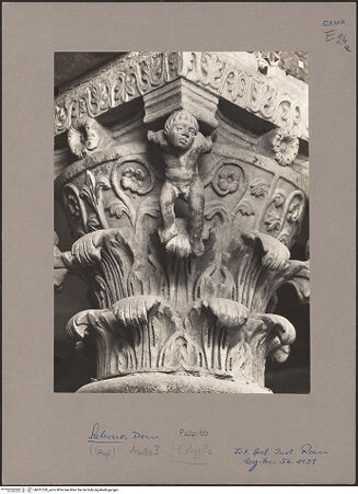 Vorderseite von Deutsches Archäologisches Institut Rom [https://www.deutsche-digitale-bibliothek.de/content/lizenzen/rv-ez/] Rechte KanzelKapitell mit Trägfiguren - Detail, bh051328_recto. Foto.