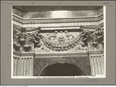 Vorderseite von unbekannt [https://www.deutsche-digitale-bibliothek.de/content/lizenzen/rv-fz/] Fries mit Girlanden - Fruchtgirlande mit Adler zwischen zwei Kapitellen, bh051431_recto. Foto: Moscioni, Romualdo.