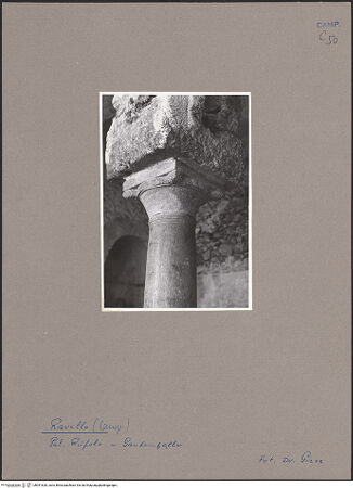 Vorderseite von Giess, Hildegard [https://www.deutsche-digitale-bibliothek.de/content/lizenzen/rv-ez/] Villa RufoloSogenannte Sala da Pranzo - Detail, Kapitell, bh051628_recto. Foto: Giess, Hildegard.