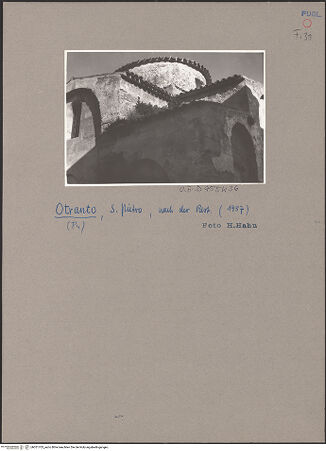 Vorderseite von Bibliotheca Hertziana [https://www.deutsche-digitale-bibliothek.de/content/lizenzen/rv-fz/] San Pietro - Kuppel von Nordwesten, bh051703_recto. Foto: Hahn, Hanno.