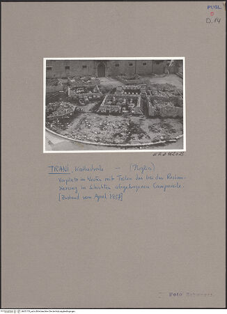 Vorderseite von Bibliotheca Hertziana [https://www.deutsche-digitale-bibliothek.de/content/lizenzen/rv-fz/] CattedraleCampanile - Vorplatz im Westen mit Teilen des bei der Restaurierung in Schichten abgetragenen Campanile, bh051755_recto. Foto: Schwager, Klaus.