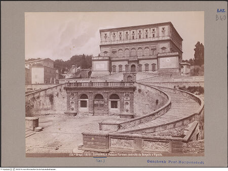 Vorderseite von Alinari [https://www.deutsche-digitale-bibliothek.de/content/lizenzen/rv-ez/] Palazzo Farnese - Hauptfassade mit Teil der Rampe, bh052416_recto. Foto: Brogi.