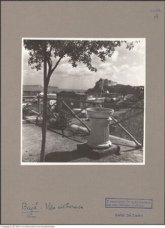 Vorderseite von Lamb, Carl [https://www.deutsche-digitale-bibliothek.de/content/lizenzen/rv-ez/] Villa dell'Ambulatio - Blick von Nordwesten, bh053112_recto. Foto: Lamb, Carl.