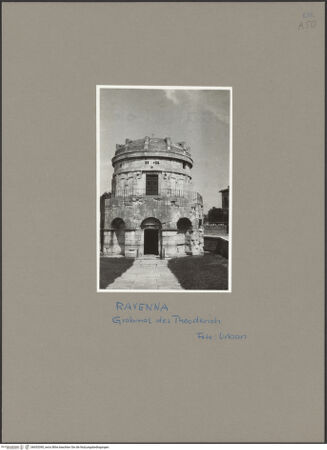 Vorderseite von Urban [https://www.deutsche-digitale-bibliothek.de/content/lizenzen/rv-fz/] Mausoleo di TeodoricoAußenbau - Ansicht von Westen, bh053390_recto. Foto: Urban, Günter.