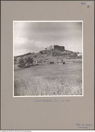 Vorderseite von Bibliotheca Hertziana [https://www.deutsche-digitale-bibliothek.de/content/lizenzen/rv-fz/] Ansicht mit Kastell von Südwesten, bh053596_recto. Foto: Schwarz, Heinrich Mathias.