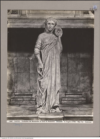 Vorderseite von Alinari [https://www.deutsche-digitale-bibliothek.de/content/lizenzen/rv-ez/] Grabmal des Kardinals Rinaldo Brancaccio (gest. 1427)Karyatiden und Säulen - Zentrale Karyatide, bh053656_recto. Foto.