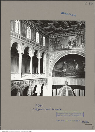 Vorderseite von Bibliotheca Hertziana [http://creativecommons.org/licenses/by-nc-sa/4.0/] Sant'Agnese fuori le MuraInnenraumMittelschiff - Schrägsicht ins Mittelschiff gen Apsis von der rechten Empore aus, bh054070_recto. Foto: Zallinger zu Stillendorf, Marlies von.