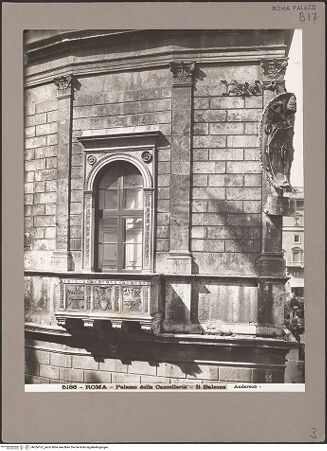 Vorderseite von Alinari [https://www.deutsche-digitale-bibliothek.de/content/lizenzen/rv-fz/] Palazzo della CancelleriaSüdfassade - Piano Nobile, östliches Risalit mit Fenster, Balkon und Papstwappen, bh054167_recto. Foto.