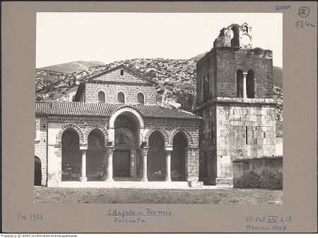 Vorderseite von Archivio Fotografico Musei Vaticani [https://www.deutsche-digitale-bibliothek.de/content/lizenzen/rv-ez/] Sant'Angelo in Formis - Gesamtansicht der Fassade und des Campanile, von Westen, bh054251_recto. Foto: Moscioni, Romualdo.
