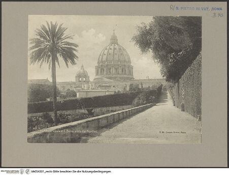 Vorderseite von Richter, Ernesto [http://creativecommons.org/publicdomain/mark/1.0/] San Pietro - Ansicht aus den Vatikanischen Gärten, bh054301_recto. Foto.