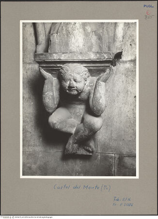 Vorderseite von ICCD [https://www.deutsche-digitale-bibliothek.de/content/lizenzen/rv-ez/] Sechs Konsolen in Form von hockenden FigurenHockende männliche Figur mit gekreuzten Beinen und erhobenen Armen - , bh054319_recto. Foto.