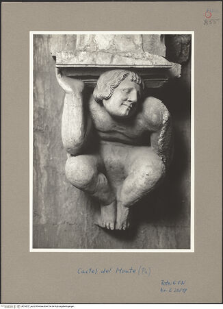 Vorderseite von ICCD [https://www.deutsche-digitale-bibliothek.de/content/lizenzen/rv-ez/] Sechs Konsolen in Form von hockenden FigurenFigur eines hockenden jungen Mannes - , bh054327_recto. Foto.