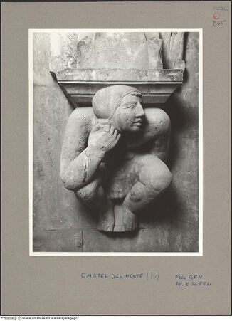 Vorderseite von ICCD [https://www.deutsche-digitale-bibliothek.de/content/lizenzen/rv-ez/] Sechs Konsolen in Form von hockenden FigurenHockende männliche Figur, ihren Kopf auf eine Hand aufstützend - , bh054330_recto. Foto.