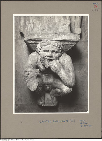 Vorderseite von ICCD [https://www.deutsche-digitale-bibliothek.de/content/lizenzen/rv-ez/] Sechs Konsolen in Form von hockenden FigurenFigur eines hockenden älteren Mannes - , bh054331_recto. Foto.