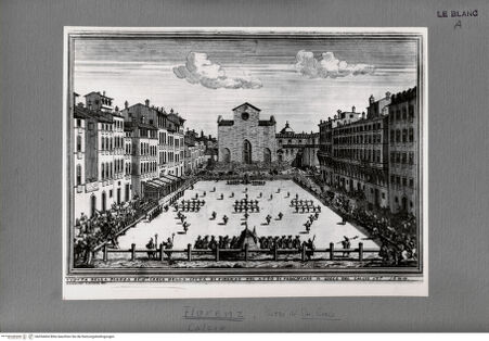 Vorderseite von unbekannt [http://creativecommons.org/publicdomain/mark/1.0/] Calcio Storico auf der Piazza Santa Croce in Florenz (aus: Memorie del Calcio Fiorentino...(?)) - , bh054404. Foto.