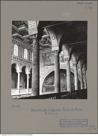 Vorderseite von Bibliotheca Hertziana [http://creativecommons.org/licenses/by-nc-sa/4.0/] Sant'Agnese fuori le MuraInnenraumMittelschiff - Schrägsicht ins Mittelschiff gen Apsis von der rechten Empore aus, bh054999_recto. Foto: Zallinger zu Stillendorf, Marlies von.
