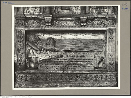 Vorderseite von ICCD [https://www.deutsche-digitale-bibliothek.de/content/lizenzen/rv-ez/] Grabmal der Costanza Ammanati-Piccolomini (+1477)Prunkbett mit Inschrifttafel und Liegefigur - Gesamtansicht, bh055396_recto. Foto.