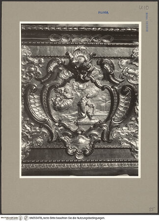 Vorderseite von ICCD [https://www.deutsche-digitale-bibliothek.de/content/lizenzen/rv-ez/] Paliotto - Detail: mittlere Kartusche und Inschrift, bh055478_recto. Foto.