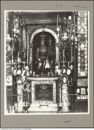 Vorderseite von ICCD [https://www.deutsche-digitale-bibliothek.de/content/lizenzen/rv-ez/] Madonna del Parto - Gesamtansicht mit Devotionalien geschmückter Nische, bh055493_recto. Foto.