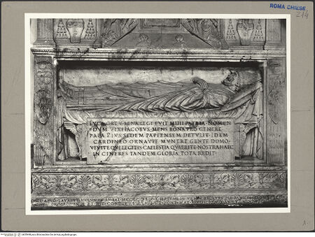 Vorderseite von ICCD [https://www.deutsche-digitale-bibliothek.de/content/lizenzen/rv-ez/] Grabmal des Kardinals Jacopo Ammanati-Piccolomini (+1479)Prunkbett mit Inschrifttafel und Liegefigur - Gesamtansicht, bh055498_recto. Foto.