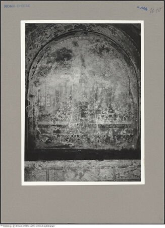 Vorderseite von ICCD [https://www.deutsche-digitale-bibliothek.de/content/lizenzen/rv-ez/] Freskendekoration mit christlichen Motiven zwischen geometrischen und vegetabilen Ornamenten mit Tieren, Inschriften und EngelnThronende Madonna mit Kind zwischen zwei weiblichen Heiligen - Gesamtansicht, bh055503_recto. Foto.