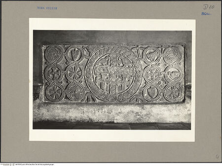 Vorderseite von ICCD [https://www.deutsche-digitale-bibliothek.de/content/lizenzen/rv-ez/] Chorschrankenfragment mit Ranken, Vögeln und Kreuz - Gesamtansicht, bh055545_recto. Foto.