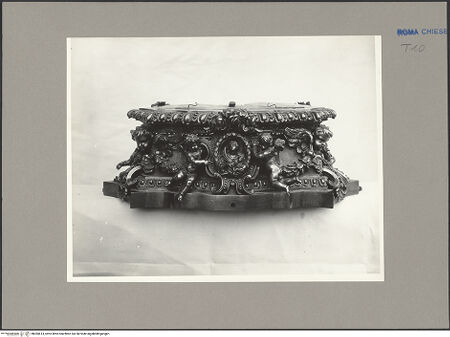 Vorderseite von ICCD [https://www.deutsche-digitale-bibliothek.de/content/lizenzen/rv-ez/] Basis des verschollenen Ostensoriums der heiligen Agnes - Frontalansicht: Bildnismedaillon der heiligen Agnes mit Lamm zwischen Putten, bh055614_recto. Foto.