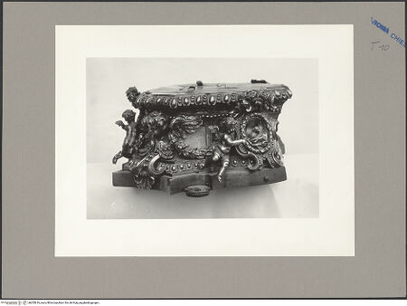 Vorderseite von ICCD [https://www.deutsche-digitale-bibliothek.de/content/lizenzen/rv-ez/] Basis des verschollenen Ostensoriums der heiligen Agnes - Seitenansicht: Putten, Cherubim und Medaillon mit Lamm und Palmzweig, bh055616_recto. Foto.