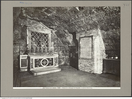 Vorderseite von Alinari [https://www.deutsche-digitale-bibliothek.de/content/lizenzen/rv-ez/] San Giuseppe dei FalegnamiCarcere Mamertino - Blick zum Altar, Inschrift, bh055765_recto. Foto.