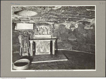 Vorderseite von Alinari [https://www.deutsche-digitale-bibliothek.de/content/lizenzen/rv-ez/] San Giuseppe dei FalegnamiCarcere Mamertino - Blick zum Relief und zur Säule, bh055766_recto. Foto.