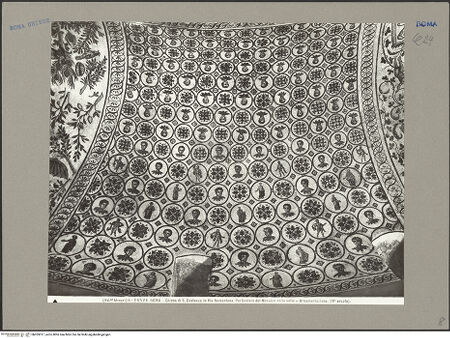 Vorderseite von Alinari [https://www.deutsche-digitale-bibliothek.de/content/lizenzen/rv-ez/] Clipeus Mosaik mit männlichen Brustbildern, Blütenornamenten und römischen Figuren - Gesamtansicht, bh055917_recto. Foto.