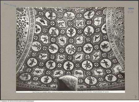 Vorderseite von Alinari [https://www.deutsche-digitale-bibliothek.de/content/lizenzen/rv-ez/] Mosaik mit Amoretten und Vögeln - Gesamtaufnahme, bh055954_recto. Foto.