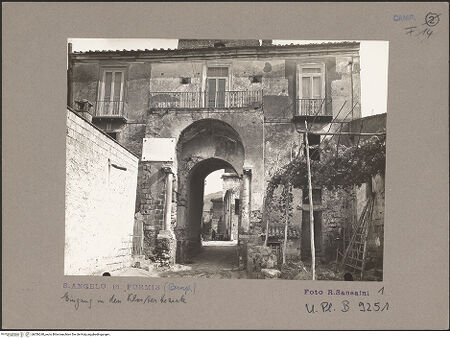 Vorderseite von Bibliotheca Hertziana [https://www.deutsche-digitale-bibliothek.de/content/lizenzen/rv-fz/] Arco di Diana (Eingangstor zum ehemaligen Klosterkomplex) - Ansicht von Süden, bh056240_recto. Foto: Sansaini, Renato.