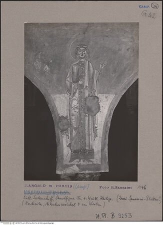 Vorderseite von Bibliotheca Hertziana [https://www.deutsche-digitale-bibliothek.de/content/lizenzen/rv-fz/] Szenen aus dem Alten Testament, Martyriumsszene und HeiligendarstellungenArkadenzwickel des südlichen Seitenschiffes: Darstellung weiblicher HeiligerWeibliche Heilige mit erhobener linker Hand - Gesamtansicht, bh056253_recto. Foto: Sansaini, Renato.