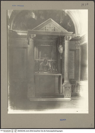 Vorderseite von Archivio Fotografico Musei Vaticani [https://www.deutsche-digitale-bibliothek.de/content/lizenzen/rv-ez/] Altarziborium mit antiken Kapitellen und Resten cosmatesken Mosaiks - Schrägansicht von links, bh056340_recto. Foto.