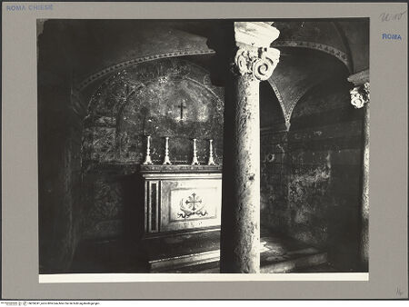 Vorderseite von Musei Vaticani [https://www.deutsche-digitale-bibliothek.de/content/lizenzen/rv-ez/] Sant'Agnese in AgoneUnterkirche - Rechteckraum mit ionischen Säulen, größerer Raumabschnitt Richtung Altar, bh056341_recto. Foto.