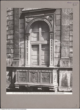 Vorderseite von Alinari [https://www.deutsche-digitale-bibliothek.de/content/lizenzen/rv-fz/] Palazzo della CancelleriaSüdfassade - Piano Nobile, östliches Risalit, Detail: Fenster mit Balkon, bh056872_recto. Foto.