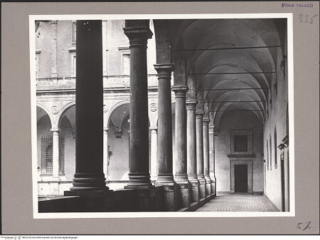 Vorderseite von ICCD [https://www.deutsche-digitale-bibliothek.de/content/lizenzen/rv-ez/] Palazzo della Cancelleria - Nordflügel, Arkadengang, von Osten, bh057220_recto. Foto.