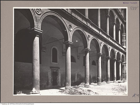 Vorderseite von ICCD [https://www.deutsche-digitale-bibliothek.de/content/lizenzen/rv-ez/] Palazzo della Cancelleria - Nordflügel, Ergeschoss, von Westen, bh057224_recto. Foto.