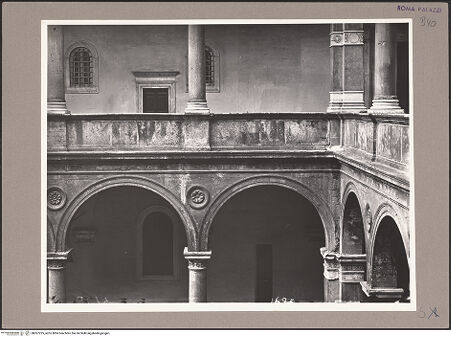 Vorderseite von ICCD [https://www.deutsche-digitale-bibliothek.de/content/lizenzen/rv-ez/] Palazzo della Cancelleria - Erstes Obergeschoss, Brüstung, bh057225_recto. Foto.