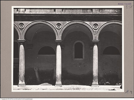 Vorderseite von ICCD [https://www.deutsche-digitale-bibliothek.de/content/lizenzen/rv-ez/] Palazzo della Cancelleria - Nordflügel, Erdgeschoss, Ausschnitt, von Süden, bh057226_recto. Foto.