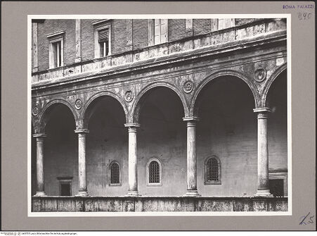 Vorderseite von ICCD [https://www.deutsche-digitale-bibliothek.de/content/lizenzen/rv-ez/] Palazzo della Cancelleria - Erstes Obergeschoss, Arkaden, bh057231_recto. Foto.
