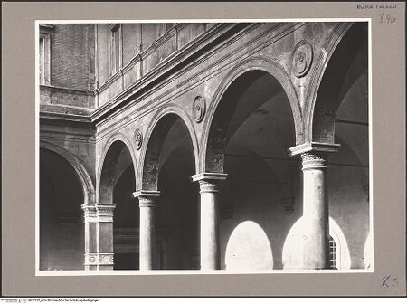 Vorderseite von ICCD [https://www.deutsche-digitale-bibliothek.de/content/lizenzen/rv-fz/] Palazzo della Cancelleria - Erstes Obergeschoss, Arkaden, bh057232_recto. Foto.