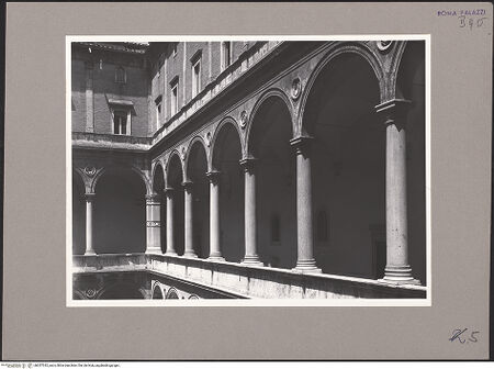 Vorderseite von ICCD [https://www.deutsche-digitale-bibliothek.de/content/lizenzen/rv-ez/] Palazzo della Cancelleria - Erstes Obergeschoss, Arkaden, bh057332_recto. Foto.