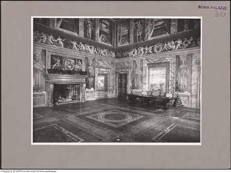 Vorderseite von ICCD (GFN) [https://www.deutsche-digitale-bibliothek.de/content/lizenzen/rv-ez/] Palazzo della ValleSalone - Innenansicht zur Saalecke und zum Kamin, bh057547_recto. Foto.