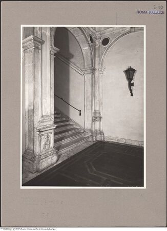 Vorderseite von ICCD (GFN) [https://www.deutsche-digitale-bibliothek.de/content/lizenzen/rv-ez/] Palazzo della Valle - Treppenabsatz Piano nobile, bh057549_recto. Foto.